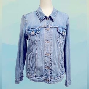 Light Wash Blue Women’s size XL Levi’s jacket